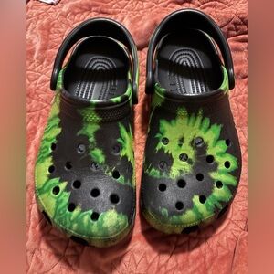 Crocs J4/W6 Green/ Black Tie-Dye 🎃 👻🧙